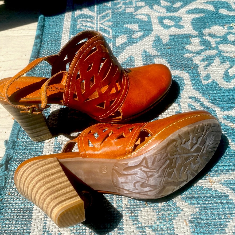 Gorgeous genuine leather European shoes size 39 - worn once!